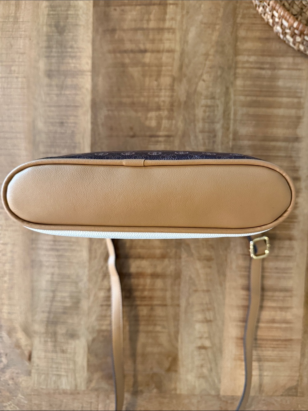 Giani Bernini Brown, White and Green Festive Winter Scene Crossbody Bag - Picture 8 of 8